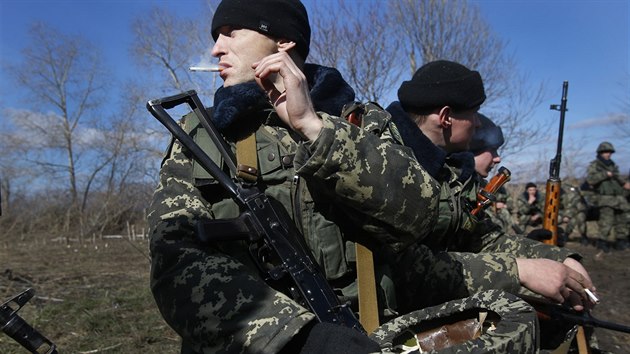 Cvien ukrajinskch pohranink u hranic s Ruskem (20. bezna 2014
