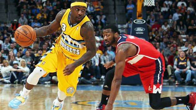 Ty Lawson (vlevo) z Denveru pronik podl brncho Johna Walla z Washingtonu. 