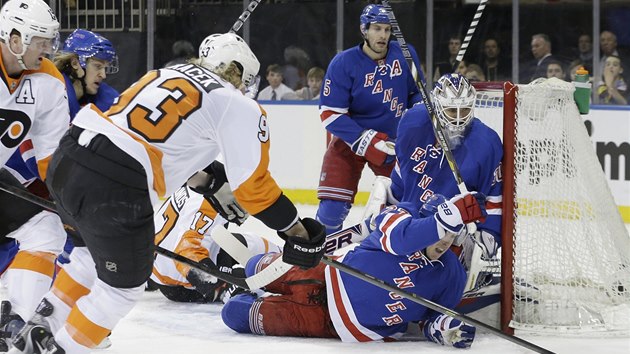 Branku hokejist New York Rangers se pokou dobt Jakub Vorek z Philadelphie.