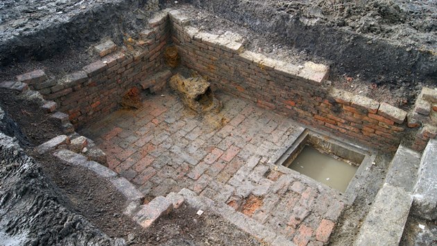 Sklad munice odhalen archeology na pedpol lomu Blina. (24. 3. 2014)