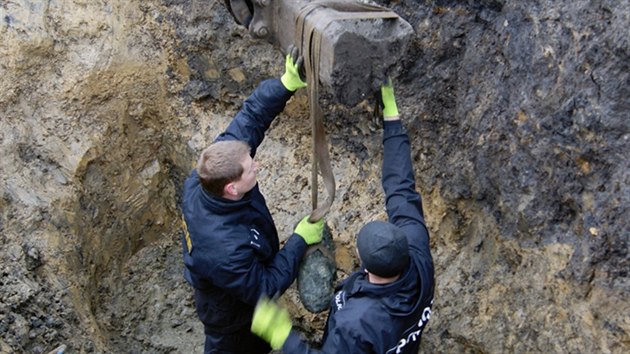 Archeologov spolen s pyrotechniky odkrvaj na pedpol lomu Blina jedno z postaven nmeckho protiletadlovho dlostelectva. Dostvaj se k zkladm kann i tk munici, kter je stle aktivn. (24. 3. 2014)