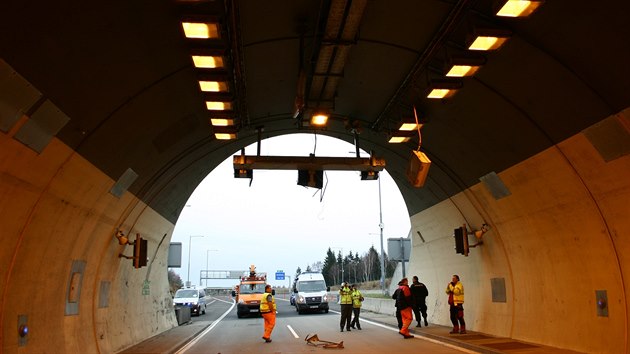 Nadmrn nklad pokodil zazen tunelu. koda je pedbn odhadnut na 1,5 milionu korun.