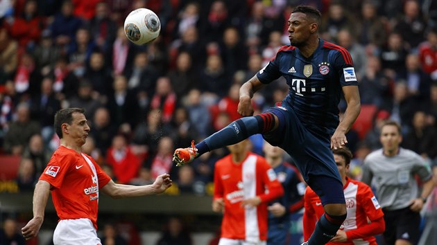 POSPCH V OHROEN. Jerome Boateng z Bayernu Mnichov se vskoku sna odehrt m ped dobhajcm Zdekem Pospchem z Mohue.