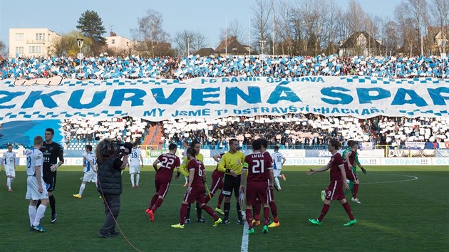 VULGRN CHOREO. Fanouci Banku pivtali Spartu ped zpasem vulgrnm npisem.