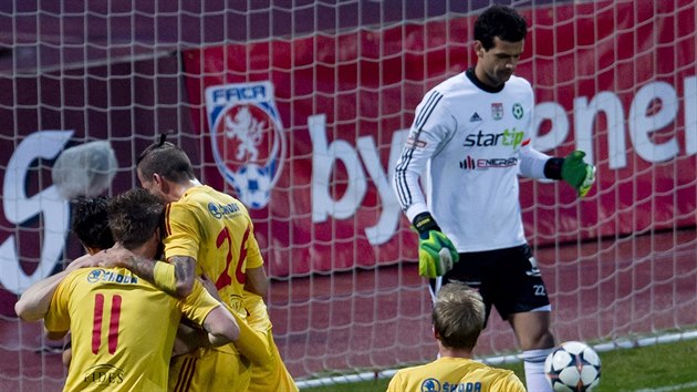 Dukla oslavuje, pbramsk brank Hruka rozzloben odkopv m. Praan od 17. minut vedli 1:0.