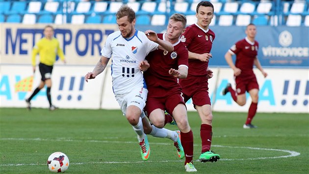 NEBEZPEN KUTKA. Sparansk stoper Jakub Brabec se sna zastavit unikajcho ostravskho tonka Dvida kutku. Souboji pihl David Lafata.