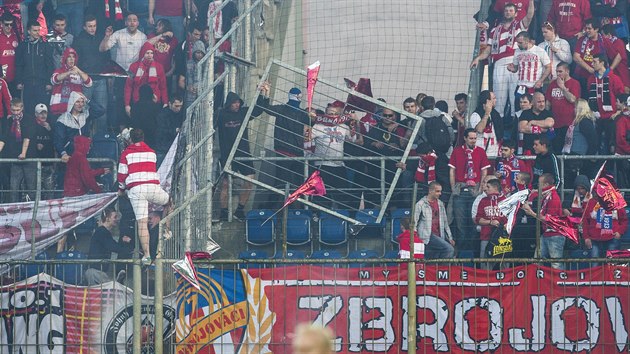 Nejen v Ostrav demolovali fotbalov chuligni stadion. Na Slovcku dili fandov z Brna.