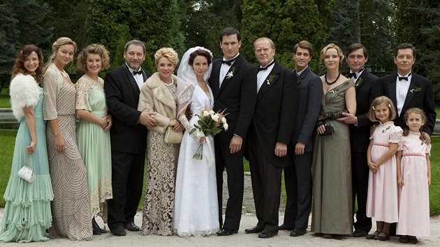 Svatební fotografie by mohla pocházet z loňského léta, myslí si bloger.