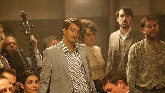 Bez kravaty nebo motýlku bychom tehdejší muže potkali jen zcela výjimečně.