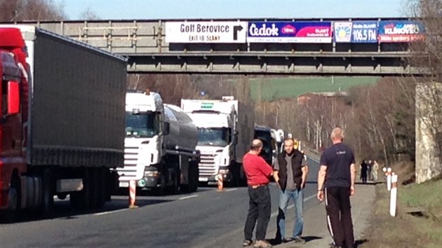 Hromadn nehoda esti aut zablokovala obousmrn silnici R7 Praha - Slan (20.3.2014)