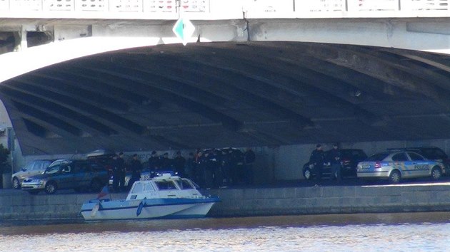 Policist a zchrani na nplavce pod Jirskovm mostem, kde bylo ve Vltav nalezeno lidsk tlo(20.3.2014)