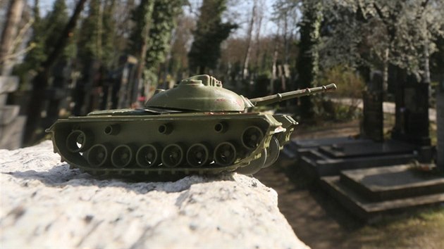 Pamtnk internacionalistm na praskch Olanskch hbitovech "ozdobily" modely sovtskch tank a vojk