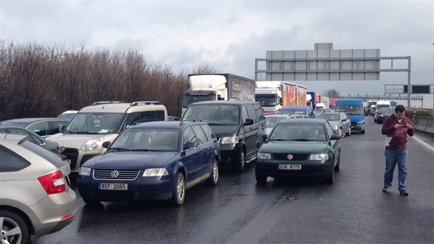 Nkolik hromadnch nehod zablokovalo u Prhonic st dlnice D1 ve smru na Prahu. (24.3.2014)