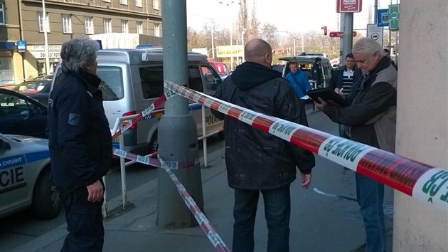 Kriminalist vyetuj loupe ve zlatnictv v ulici Jana elivskho v Praze 3