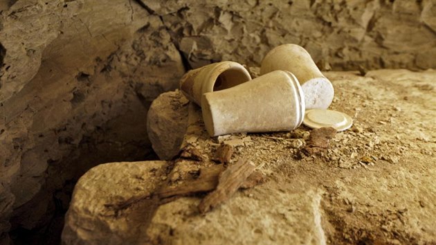 Kamenn ndoby na uloen mumifikovanch ostatk