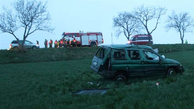 Peugeot padestilet idiky skonil po kotrmelcch na poli.