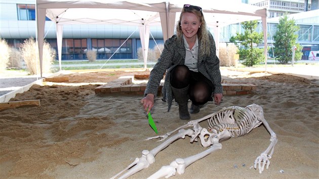 Masarykova univerzita k 95. vro od svho zaloen pipravila interaktivn vstavu Dotkni se vdy. Studentka urnalistiky Kristna Dukov si vyzkouela roli archeoloky.