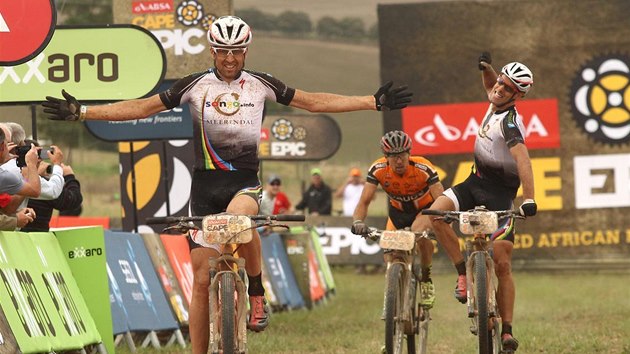 Biker Christoph Sauser (v ele) se svm kolegou Frantikem Rabonm vyhrli 3. etapu zvodu Cape Epic.