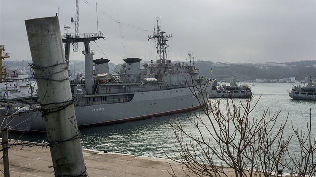 Rusk lod blokuj ukrajinsk plavidlo Slavuty v sevastopolskm pstavu. (20. bezna 2014)