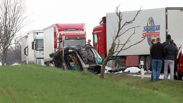 Tragick nehoda dodvky s kamionem u Lubence na Lounsku si vydala ti lidsk ivoty. (25. bezna 2014)