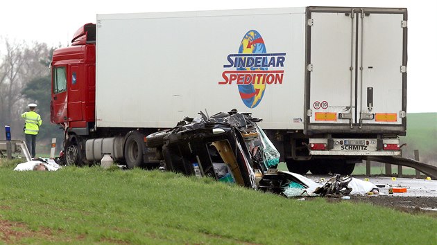 Tragick nehoda dodvky s kamionem u Lubence na Lounsku si vydala ti lidsk ivoty. (25. bezna 2014)