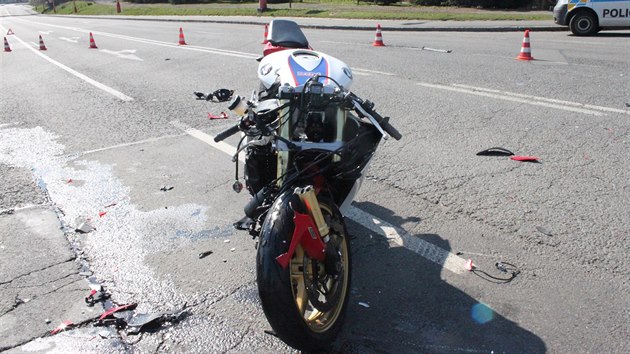 Ponien motocykl Honda CBR, kter idi ponechal na silnici a od nehody ujel.