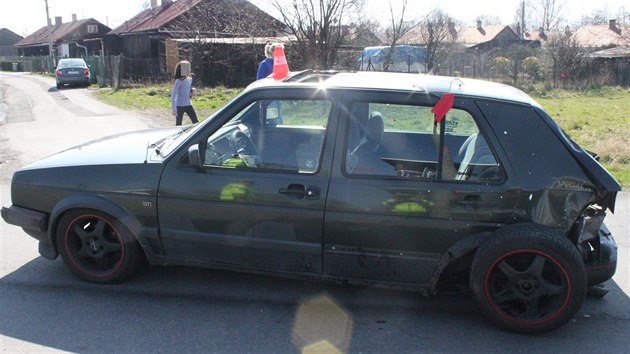 Vz Volkswagen Golf, do kterho v obci Horn Such na Karvinsku zezadu naboural motocykl.