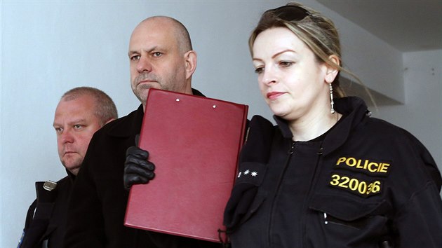 Policie pivd obvinnho podnikatele Martina Ddice na Okresn soud v Ostrav, kter rozhodl o jeho vzet do vazby. (28. bezna 2014)