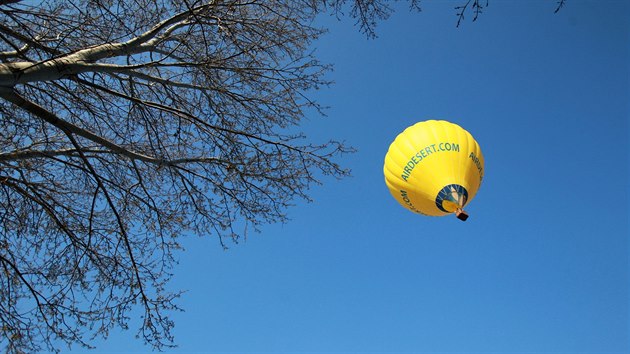 Let balonem u pleitosti 65. narozenin brnnskho volnoasovho centra Lunky (22. bezna 2014).