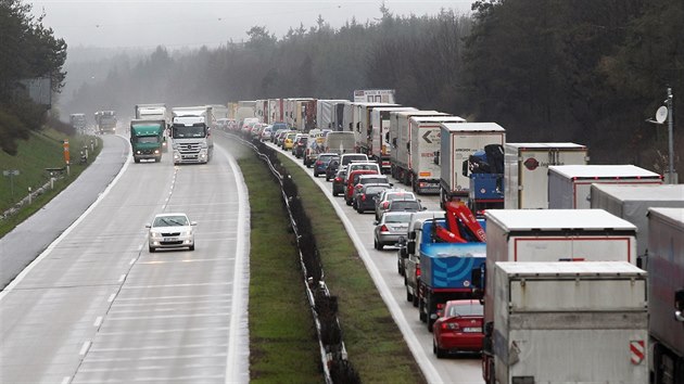 Dlnice D1, 116. kilometr ve smru na Prahu v pondl odpoledne.