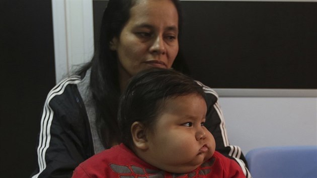 Santiago Mendoza se svou matkou, kter ho za 8 msc dokzala pekrmit a do morbidn obezity.