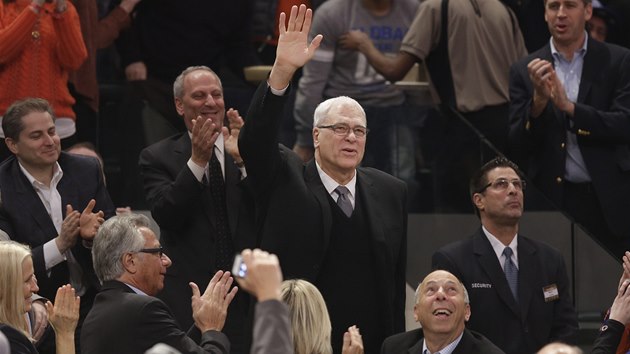 Nov prezident New York Knicks Phil Jackson dkuje fanoukm za ovace.