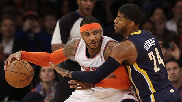 Carmelo Anthony z New York Knicks se sna vyzrt na Paula George z Indiany. 