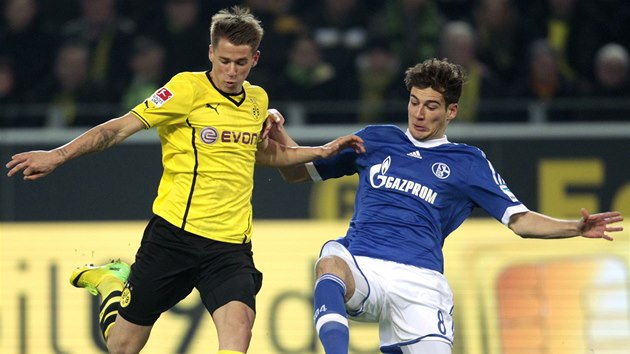 SOUBOJ. Leon Goretzka ze Schalke (vpravo) brn Erika Durma z Dortmundu. 