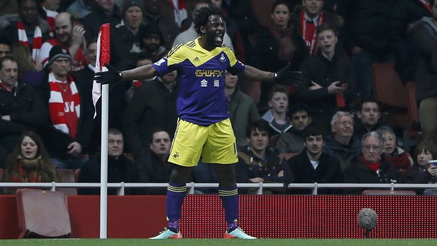 ROZRADOVAN STELEC. Wilfried Bony ze Swansea po glu do st Arsenalu. 