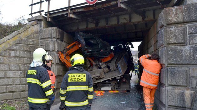 idi nkladnho auta s bagrem na korb se neveel pod viadukt v Nebanicch.