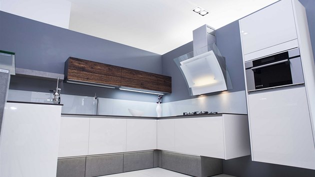 Kuchy Creative kombinuje nbytksk beton a sedmivrstvou dhu vimitaci tpanho deva.