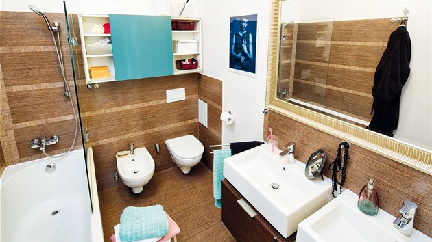Koupelna: keramick obklady srie Defile (RAKO), nbytkov umvadla Twins  Kolo Sanitec, doplky, zrcadlo, runky (ve IKEA). V byt je samozejm i samostatn toaleta.