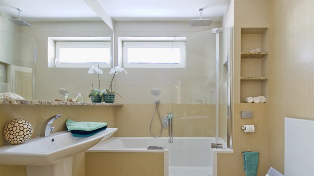 Do vany lze pohodln vstoupit dvemi, dokonal tsnn brn ppadnmu niku vody.
