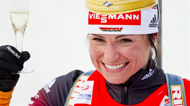 Nmeck biatlonistka Andrea Henkelov si po poslednm zvod sv kariry pipila ampaskm.