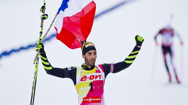 Francouzsk biatlonista Martin Fourcade se raduje nejen z vtzstv v poslednm zvod sezony, ale i z celkovho triumfu ve Svtovm pohru.