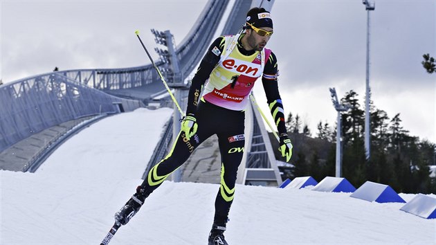 Francouzsk biatlonista Martin Fourcade ped dojezdem do cle masovho zvodu v Oslu.