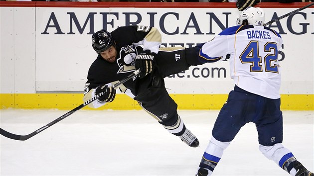 David Backes (vpravo) ze St. Louis  v souboji s  Derykem Engellandem z Pittsburghu.