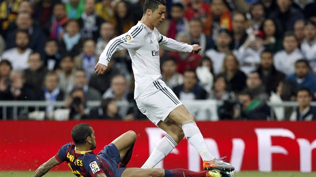 Cristiano Ronaldo z Realu Madrid obchz barcelonskho  Daniho Alvese.