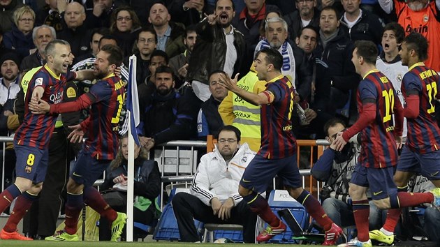 Barcelonsk Andres Iniesta (vlevo) slav se spoluhri gl v zpase s Realem Madrid.