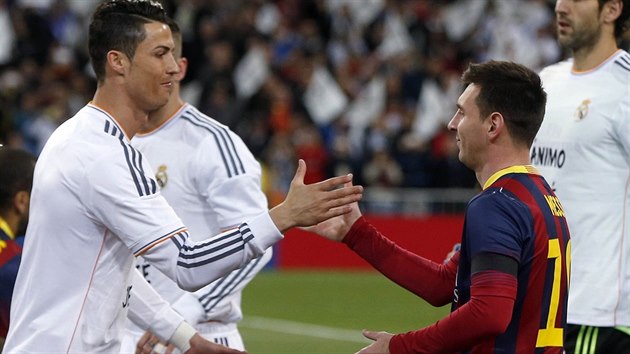 Pedzápasový pozdrav fotbalových megahvzd: vlevo Cristiano Ronaldo z Realu...