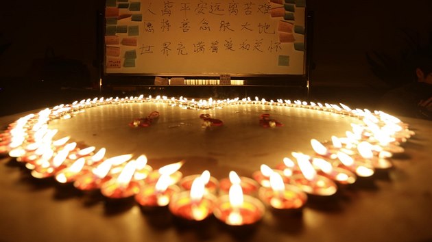 Pbuzn pasar ztracenho letadla v nedli ped hotelem Lido v Pekingu zaplili svky ve tvaru srdce.