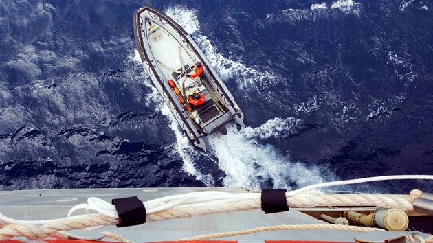 Z australsk nmon lodi HMAS Success se spustil ptrac lun. V jin sti Indickho ocenu, asi 2 500 km zpadn od Perthu, hled trosky letu MH370.
