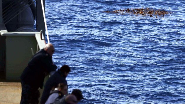 Australt nmonci hledaj trosky boeingu v jin sti Indickho ocenu. Kousek od australsk nmon lodi HMAS Success je vidt shluk chaluh.