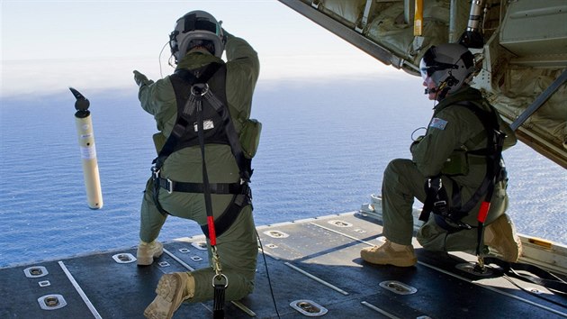 Pslunci australskch vzdunch sil vypoutj z letadla Hercules C-130J signln bje vyslajc svou polohu k ponorkm SLDMB (Self Locating Data Marker Buoy), kter maj pomoci v ptrn po troskch letadla (snmek z 20. bezna 2014).